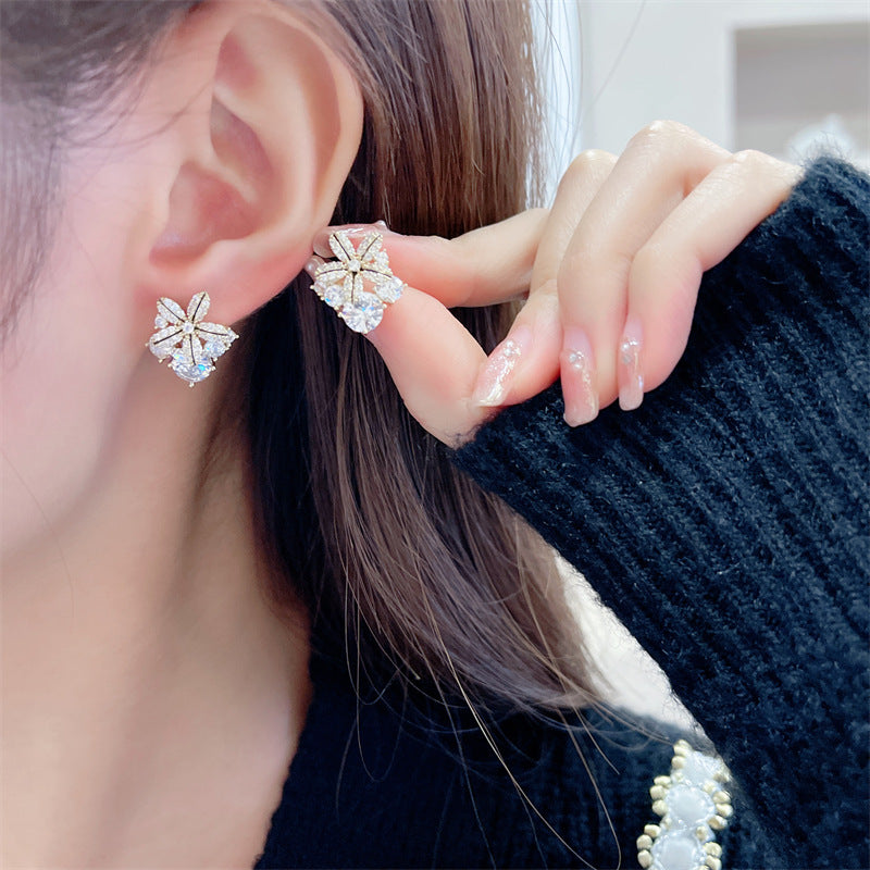 Flower stud earrings
